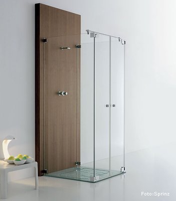 Mit einer Duschwanne aus Glas kann man eine eine komplette Glasdusche gestalten. Für einen sicheren Stand sorgt 10 mm starkes Sicherheitsglas sowie eine speziell veredelte Oberfläche. Die Glasduschwanne kann in jeder Wunschfarbe hergestellt und mit individuellen Motiven bedruckt werden. (Hersteller Sprinz) Mit einer Duschwanne aus Glas kann man eine eine komplette Glasdusche gestalten. Für einen sicheren Stand sorgt 10 mm starkes Sicherheitsglas sowie eine speziell veredelte Oberfläche. Die Glasduschwanne kann in jeder Wunschfarbe hergestellt und mit individuellen Motiven bedruckt werden. (Hersteller Sprinz)